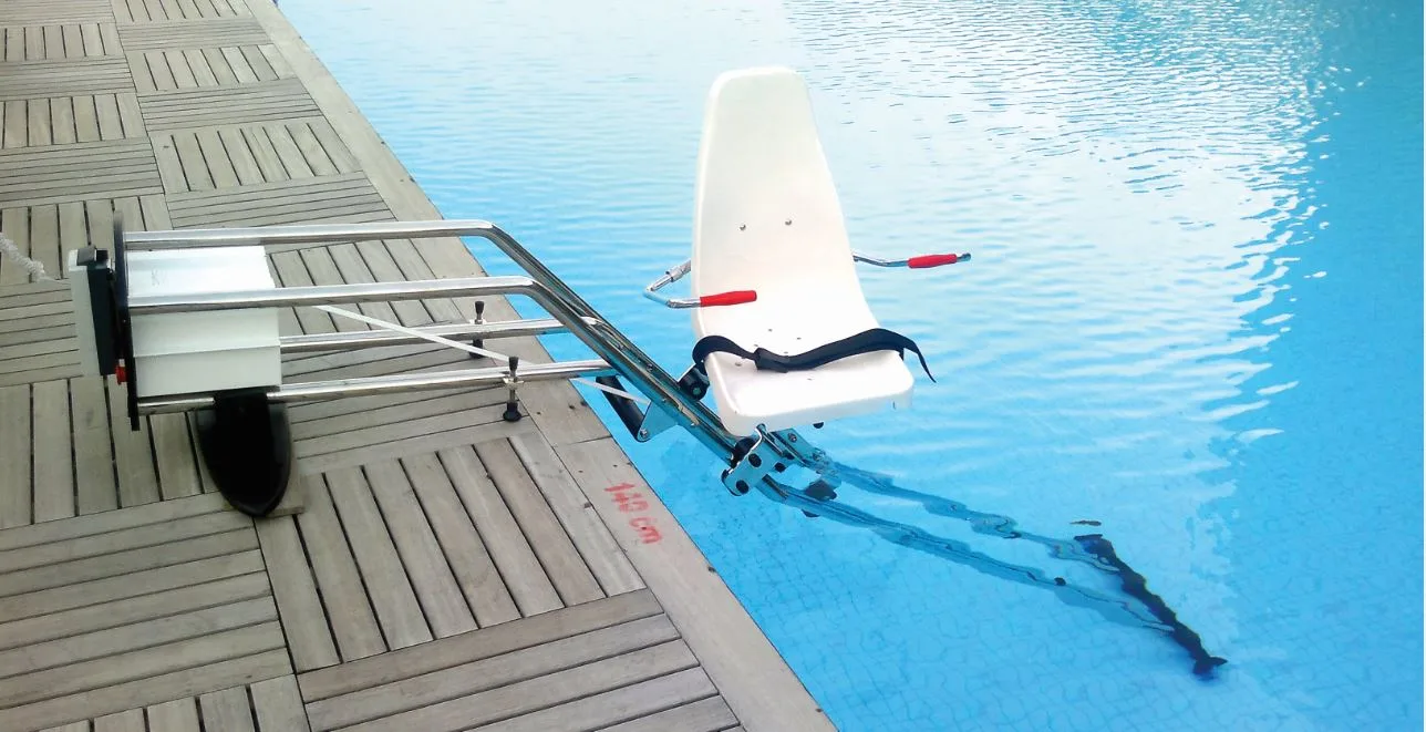 AKE Sitz-Poollift am Rand eines Schwimmbeckens