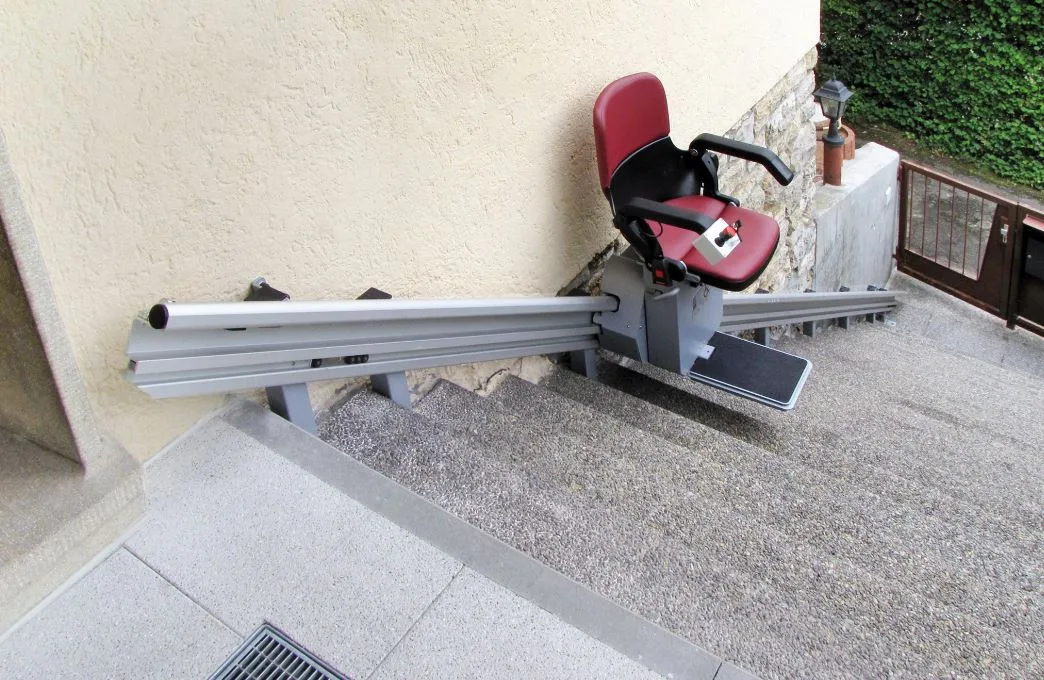 AKE Sitz-Treppenlift an einer Außentreppe